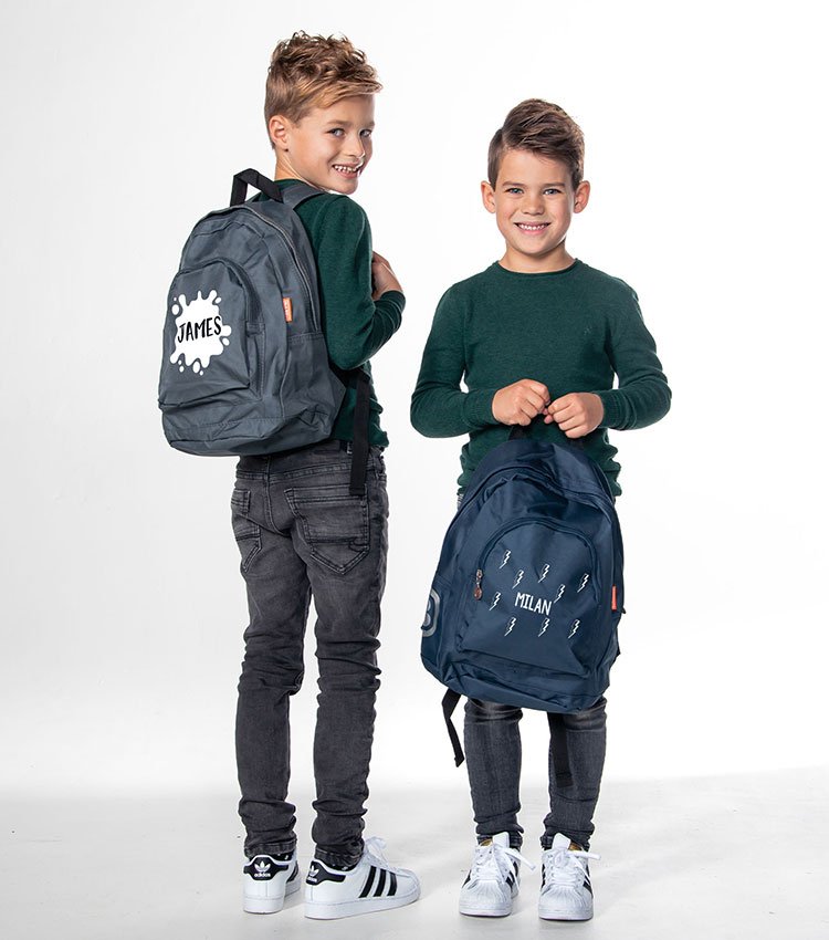Jungen mit anthrazit und marineblauem Junior-Rucksack mit Namen und Aufdruck