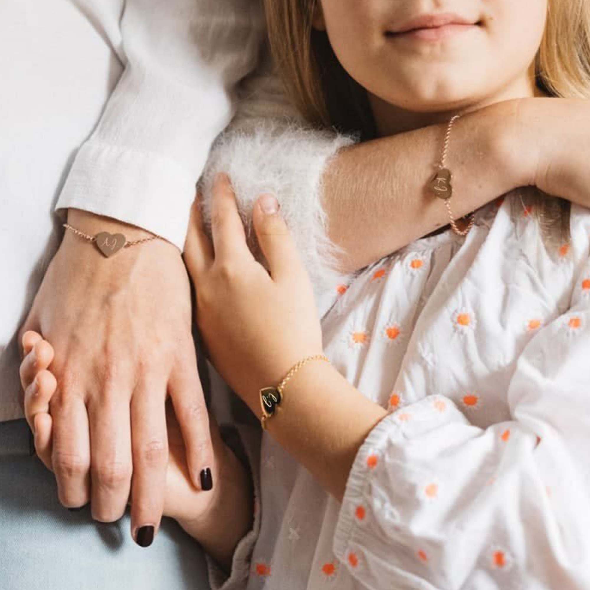 Armband Herz Gold mit Initialen und Namen auf Mutter und Tochter eingraviert