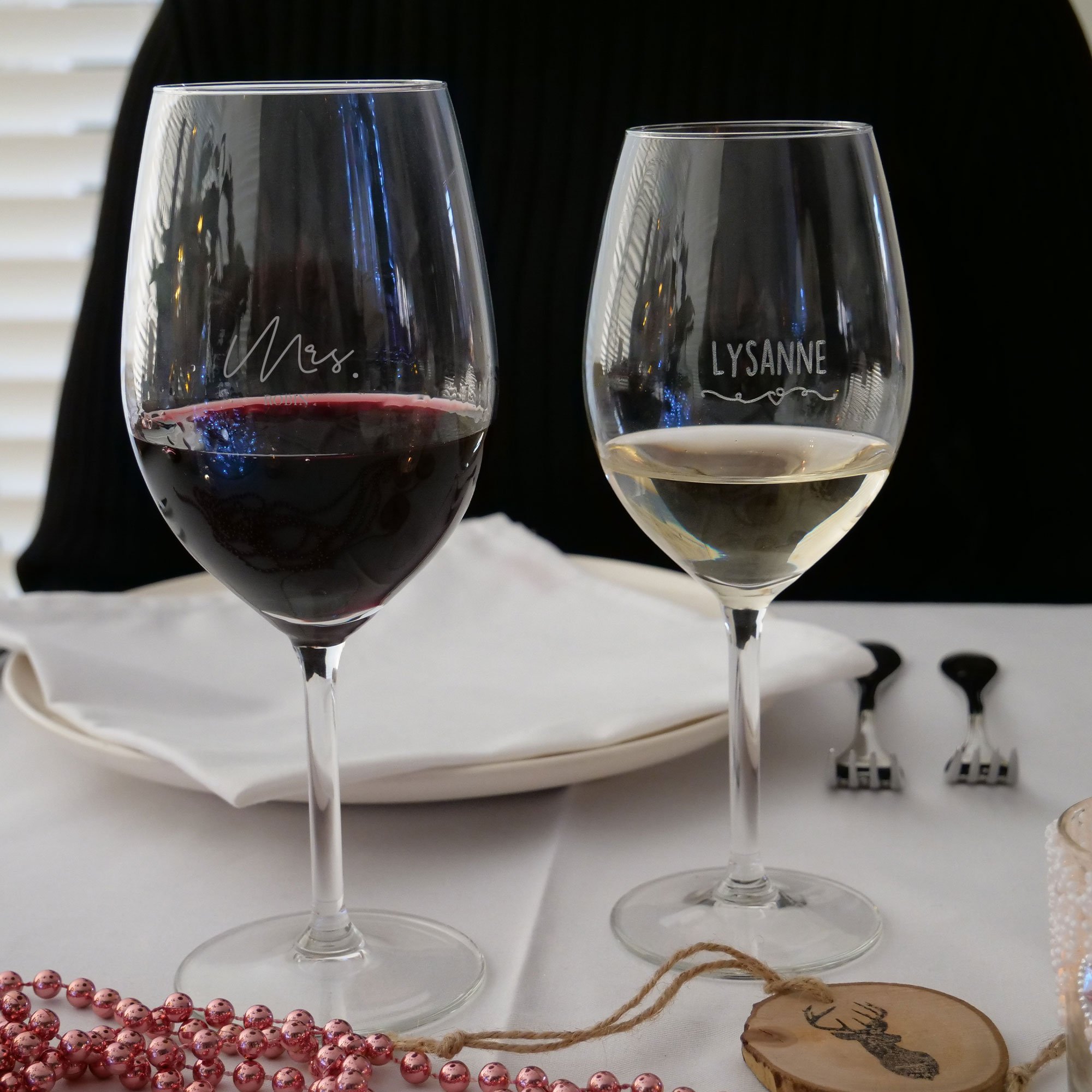 Rode wijnglas gegraveerd met Mrs. print en een witte wijnglas gegraveerd met naam