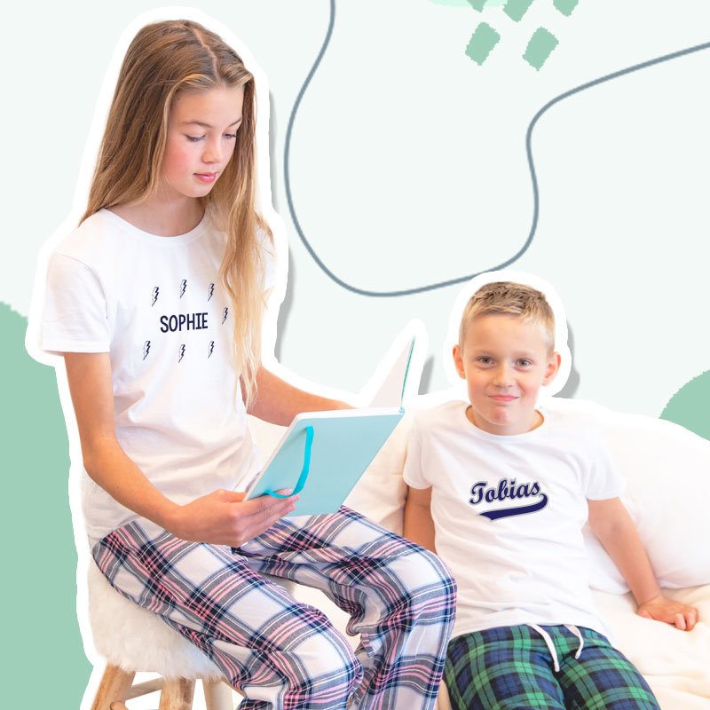 Pyjama-Set für Kinder mit Namensaufdruck auf grünem Hintergrund