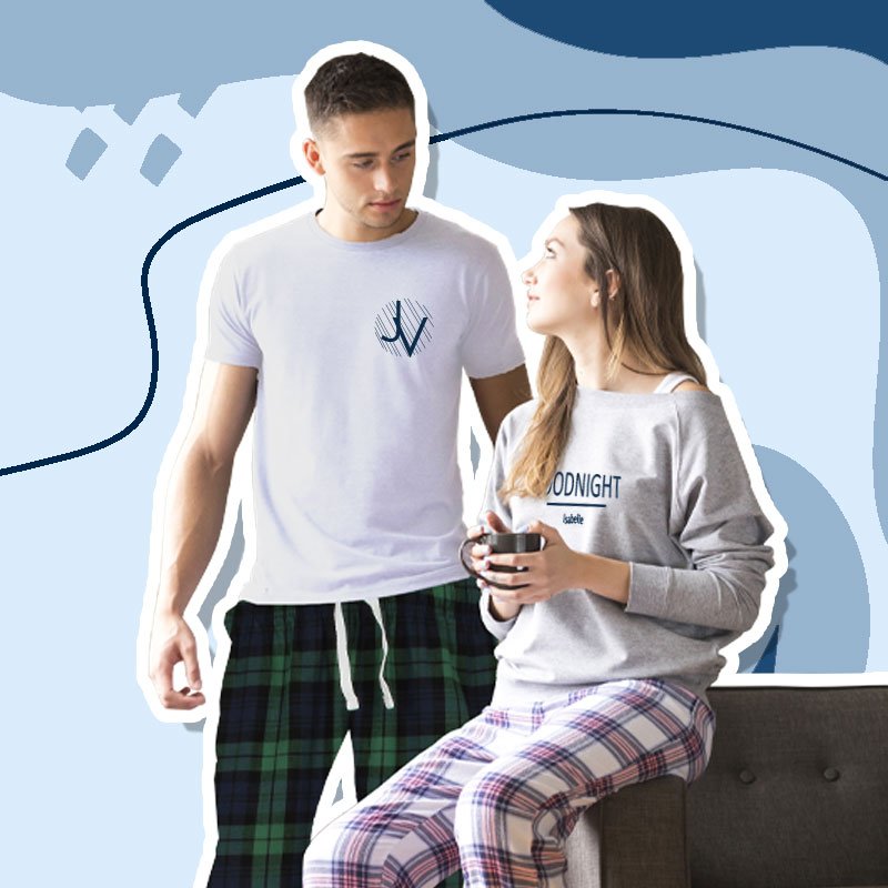 Man met heren pyjama set bedrukt met print samen met een vrouw die de dames pyjama set draagt