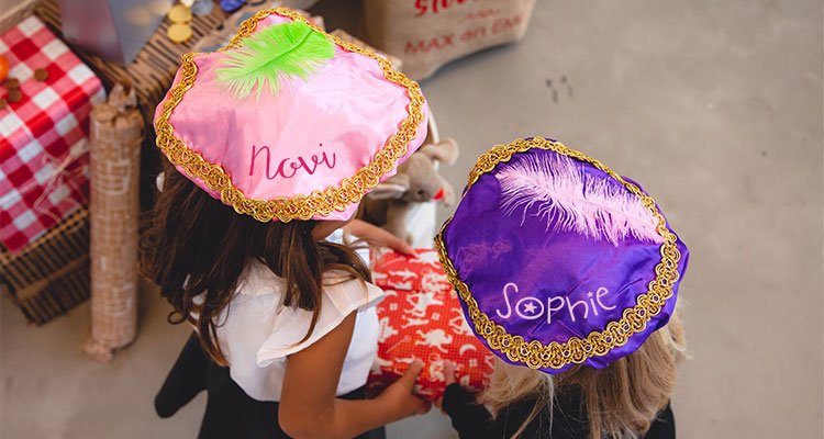 Girls with light pink and purple pietemuts printed with name