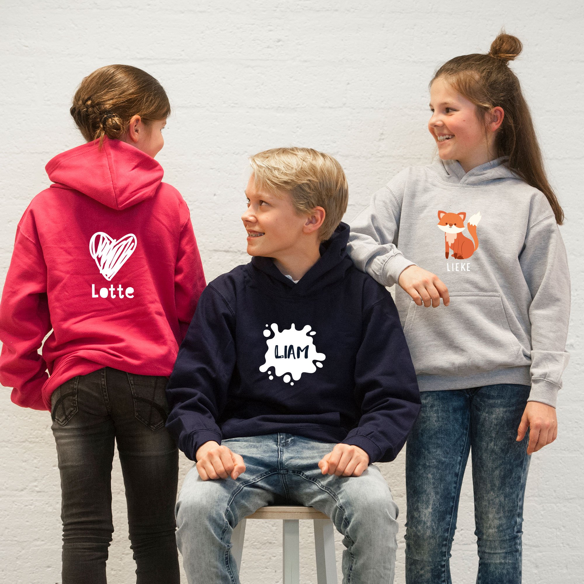 Meisjes en jongen met capuchonsweater met naam en print