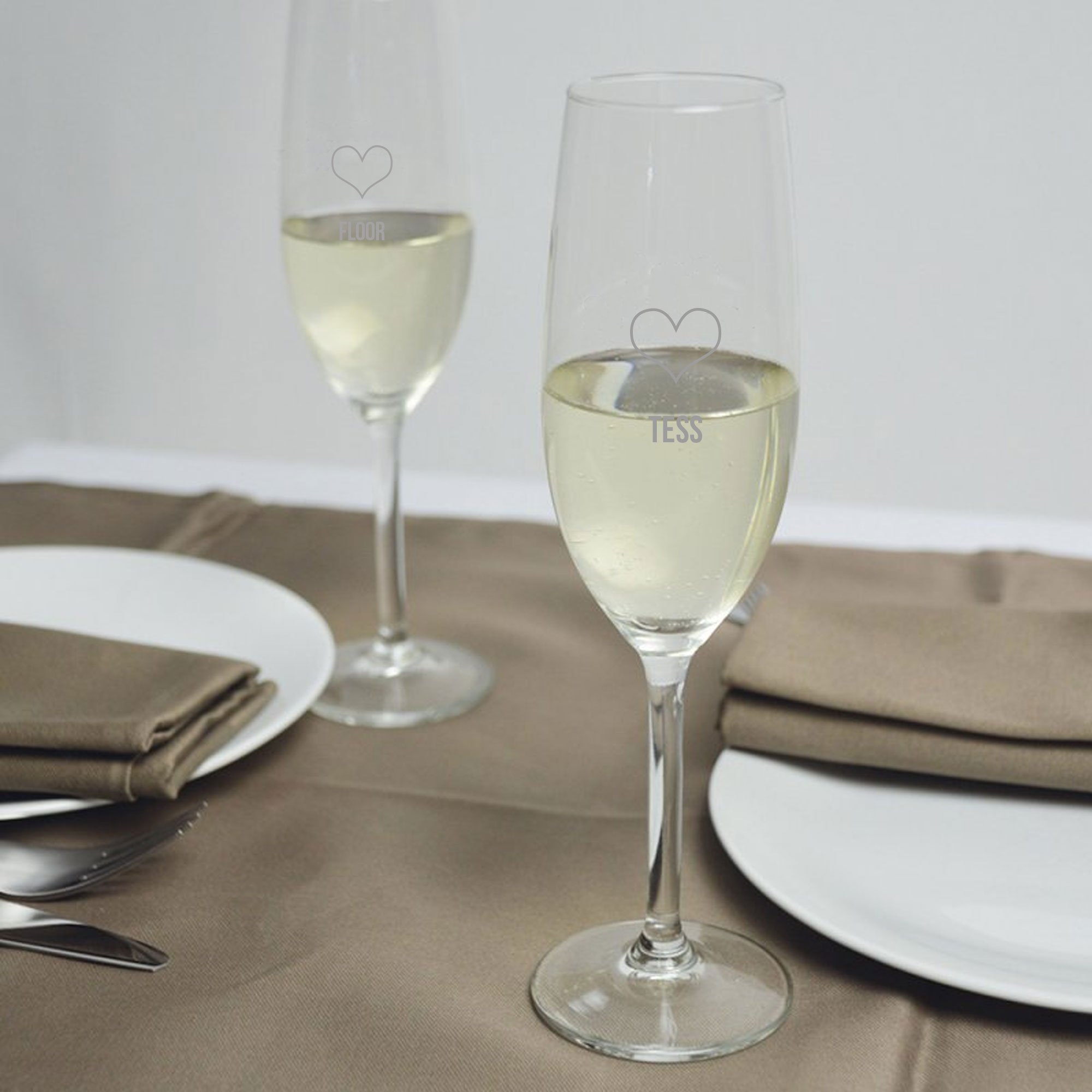 Champagne glazen gegraveerd met naam op een aangeklede tafel