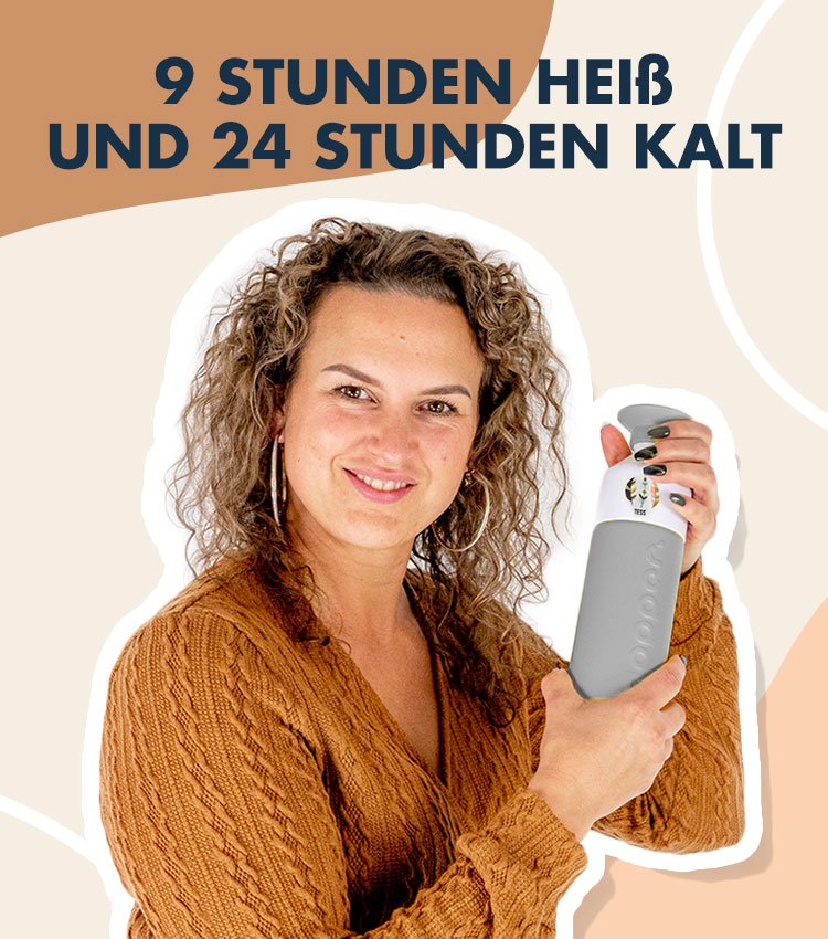 Dame mit grauer Dopper-Thermosflasche mit Namensaufdruck vor einem Hintergrund mit braunem Aufdruck
