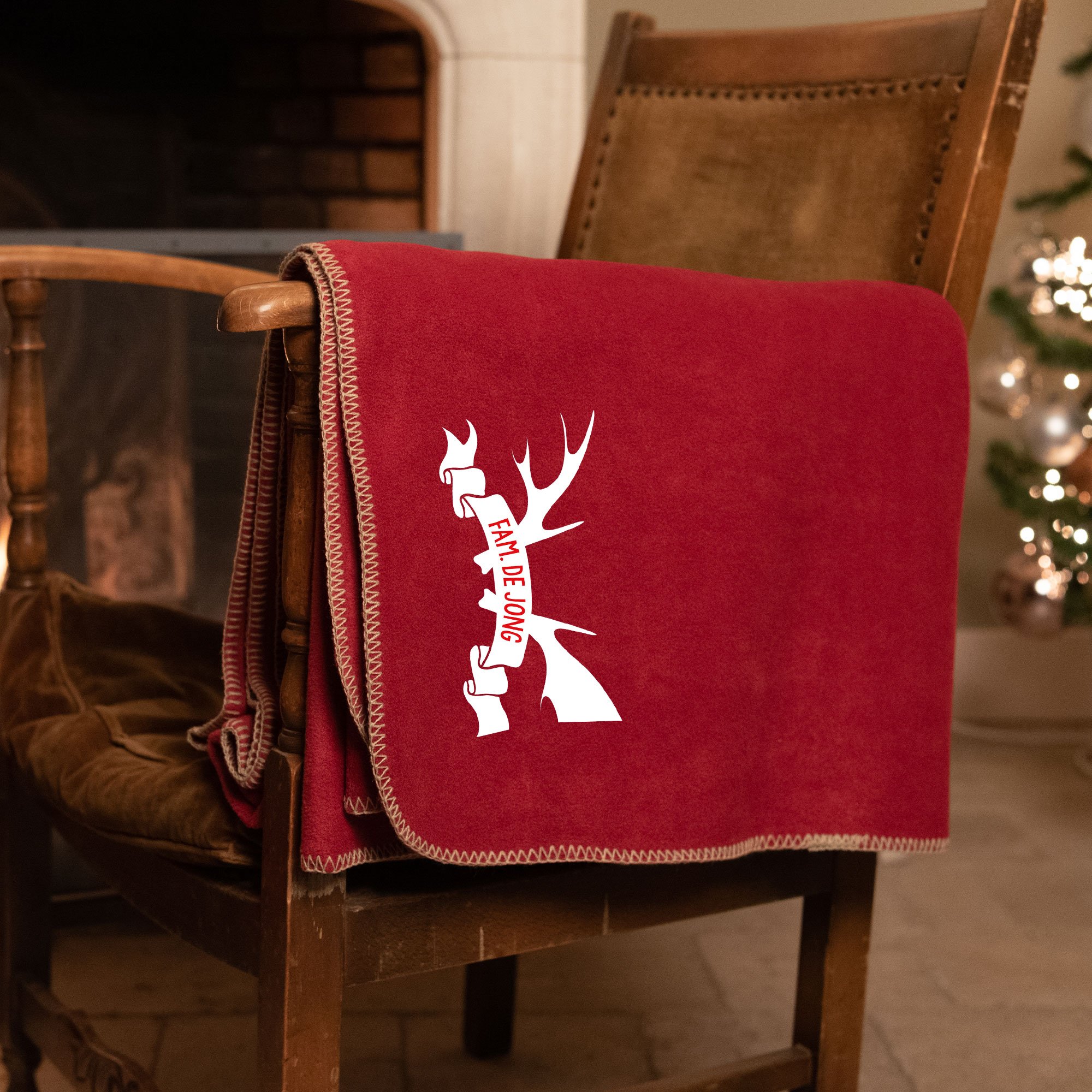 Rood plaid bedrukt met familienaam en print op een bruine stoel