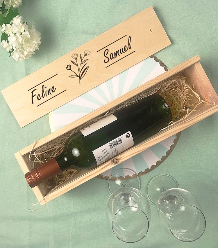 Wooden wine box personalized with names and print of your choice